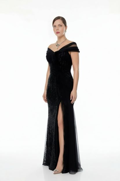 فستان سهرة أسود مزين بالترتر بتفاصيل من التول، بمقاسات كبيرة